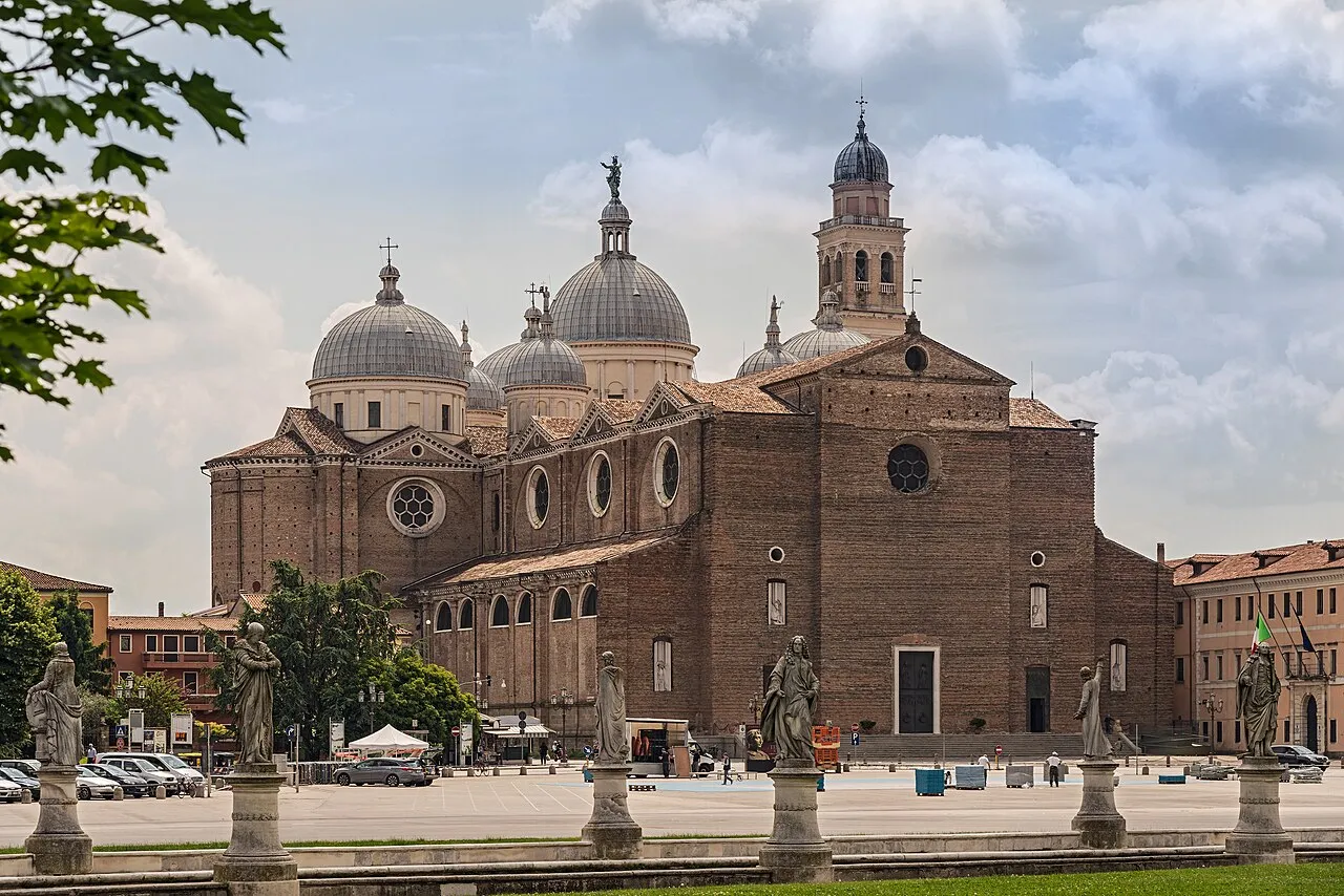 Basilica di Santa Giustina e Prato della Valle a Padova, città servita da Digitaflix per la SEO locale