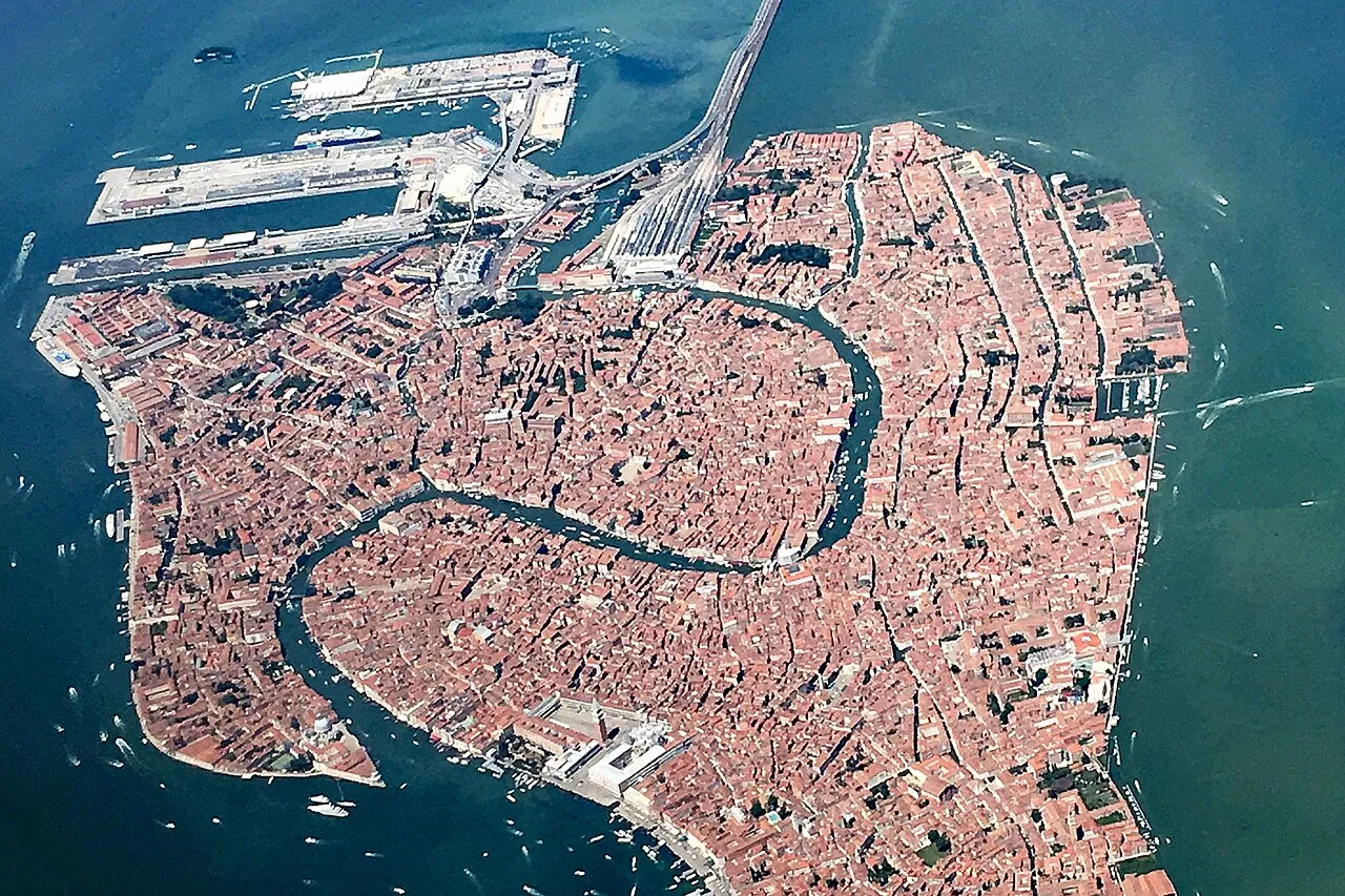 Veduta aerea di Venezia e del Canal Grande, città servita da Digitaflix per la Local SEO