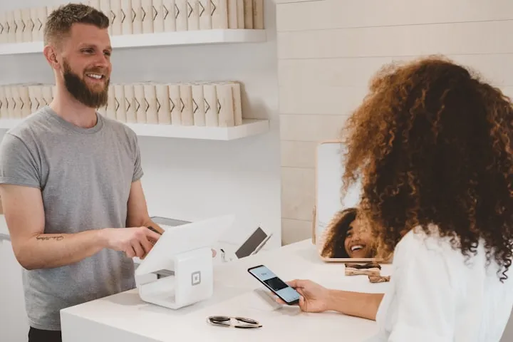 Titolare di un negozio locale con una cliente