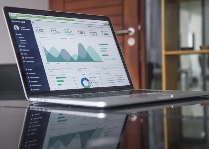 Sito web con dashboard su un computer portatile